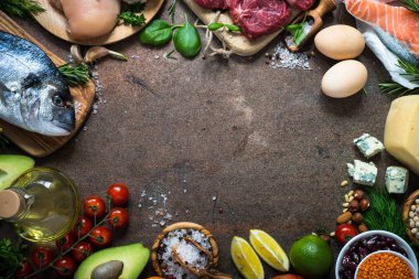 Karanlık taş masada yiyecek çerçeve. 