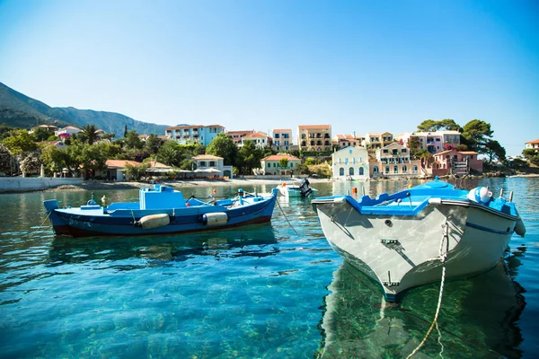 Barco na baía na aldeia de Assos, ilha de Kefalonia, Grécia . — Fotografia de Stock