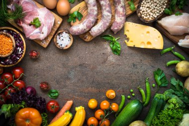 Karanlık taş masada sebze ve et peynir fasulye.