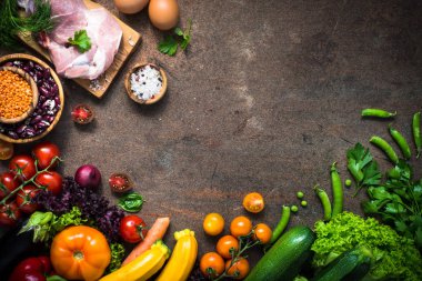 Karanlık taş masada sebze ve et peynir fasulye.