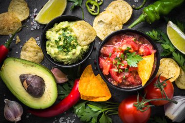 Geleneksel neşeli Meksika sosu guacamole ve salsa b