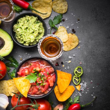 Casual yemek parti sos Guakamole, salsa, cips ve tequi