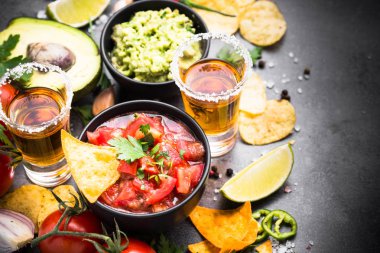 Meksika yemeği parti sos Guakamole, salsa, cips ve tekila üzerinde