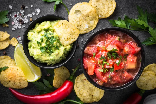 Molho latino-americano tradicional guacamole e salsa em b — Fotografia de Stock