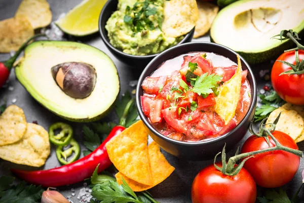 Latinamerican élelmiszer fél mártással guacamole, salsa, chipek és ingre — Stock Fotó