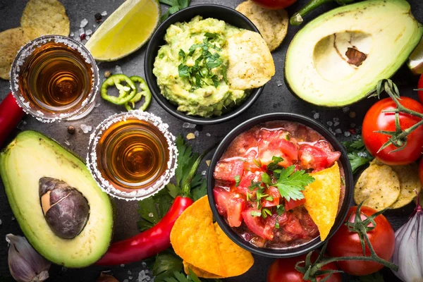 Latinamerican élelmiszer fél mártással guacamole, salsa, chipek és tequi — Stock Fotó