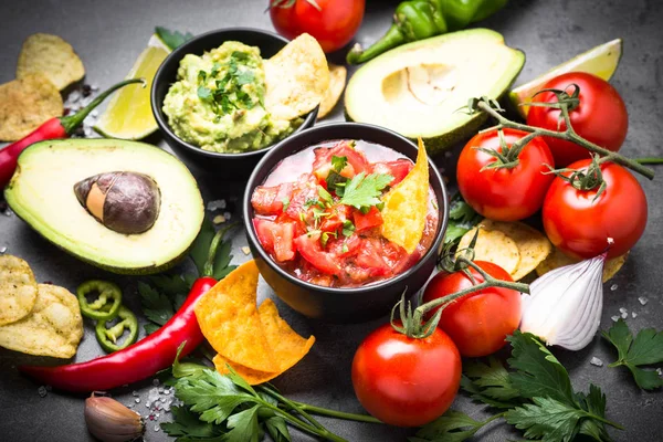 Latinamerican élelmiszer fél mártással guacamole, salsa, chipek és ingre — Stock Fotó