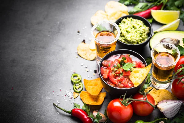 Casual yemek parti sos Guakamole, salsa, cips ve tequi