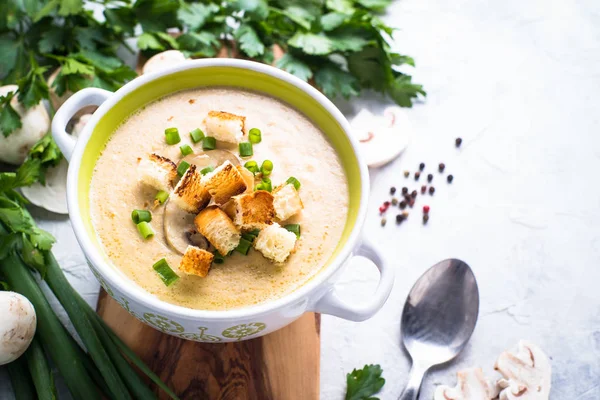 Cremige Pilzsuppe mit Croutons — Stockfoto