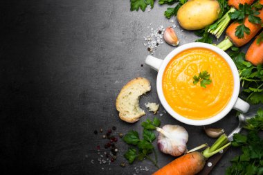 Havuç kremi-çorba siyah masada. 