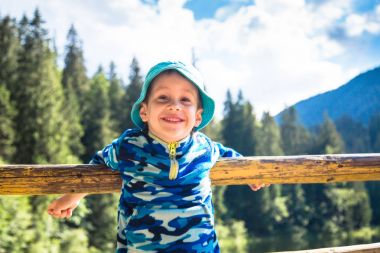 Küçük mutlu bir çocuk yürümeye başlayan çocuk açık. 