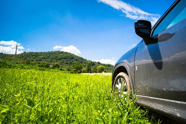 Yaz Araba gezisi yol seyahat konsepti.