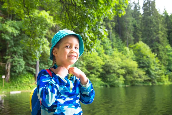 Littlechild batole boy venkovní. — Stock fotografie