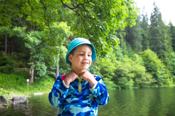 Littlechild peuter jongen buiten. — Stockfoto