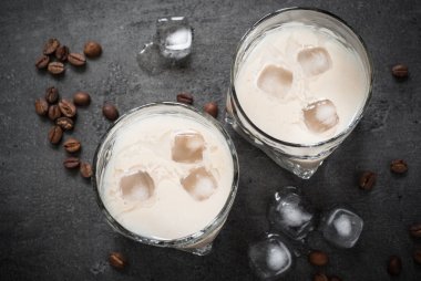 Buz ve kahve çekirdekleri ile bardaklarda kahve likörü.