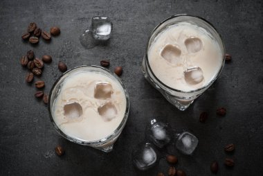 Buz ve kahve çekirdekleri ile bardaklarda kahve likörü.