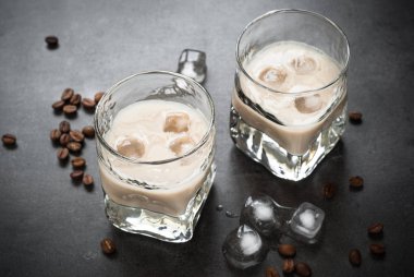 Buz ve kahve çekirdekleri ile bardaklarda kahve likörü.