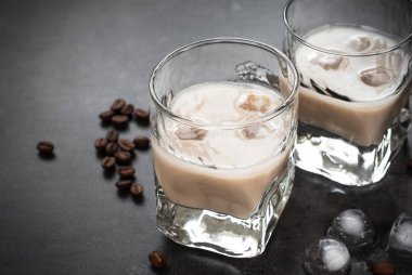 Buz ve kahve çekirdekleri ile bardaklarda kahve likörü.