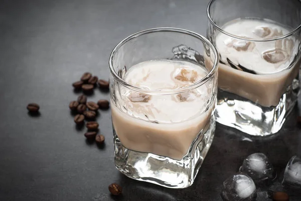 Buz ve kahve çekirdekleri ile bardaklarda kahve likörü.
