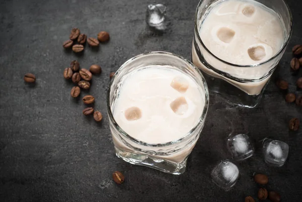 Buz ve kahve çekirdekleri ile bardaklarda kahve likörü.