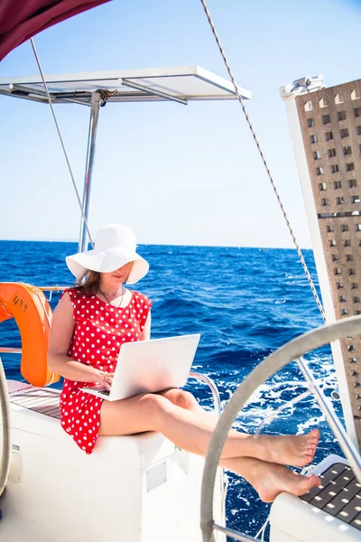 Woman freelancer on a sailboat with a laptop computer — Stock Photo, Image