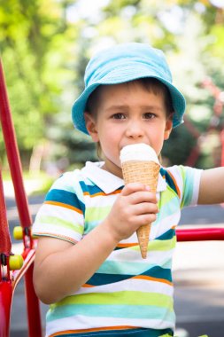 Çocuk parkta dondurma yemek