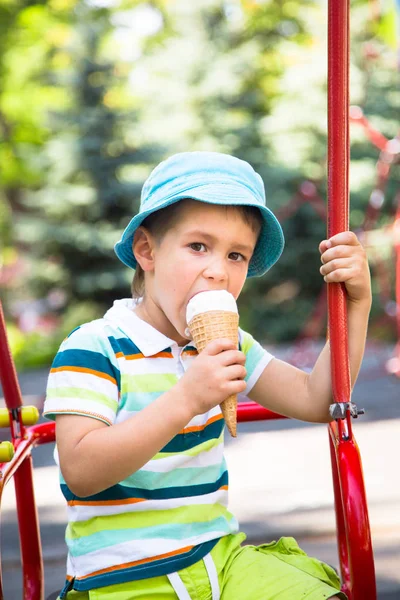 Chlapec v parku jíst zmrzlinu — Stock fotografie