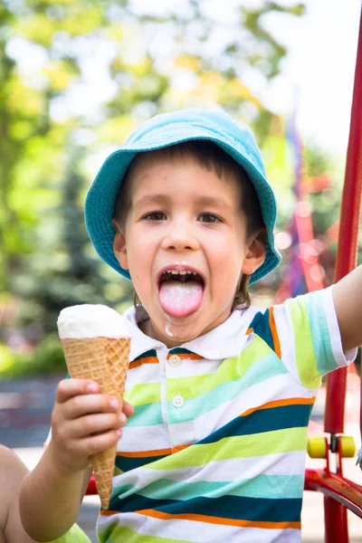 아이스크림을 먹고 공원에서 소년 — 스톡 사진