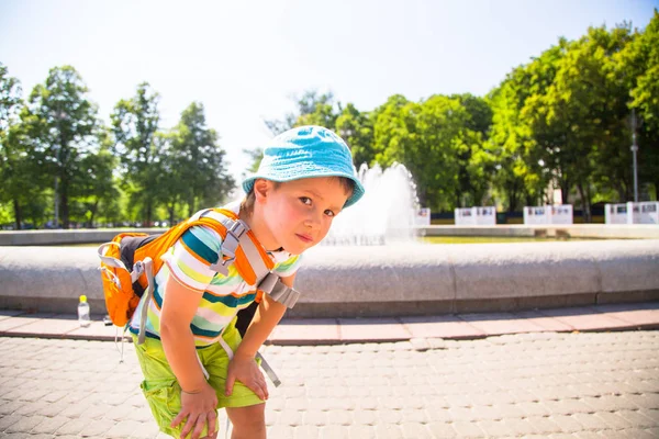 Charmant garçon jouant dans le parc — Photo