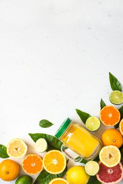 Narenciye suyu güler yüzlü ve malzemelerin üzerine beyaz.