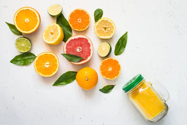 Citrusové šťávy smoothie a ingredience — Stock fotografie