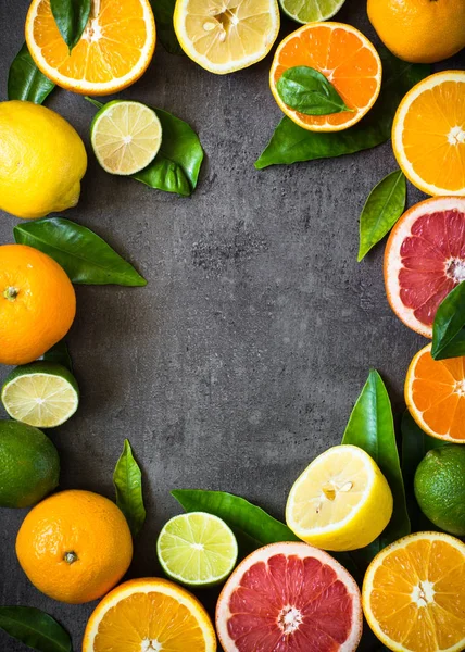 Färska citrusfrukter sortiment på svart. — Stockfoto