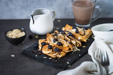 Krep yaban mersini badem pul ve bla üzerine çikolata sosu ile