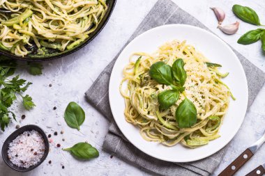 Makarna spagetti kabak fesleğen ve peynir ile.