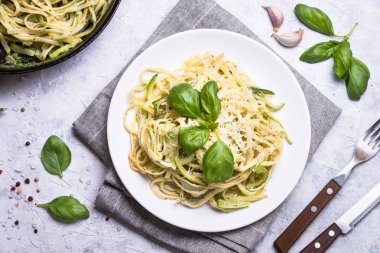 Makarna spagetti kabak fesleğen ve peynir ile.