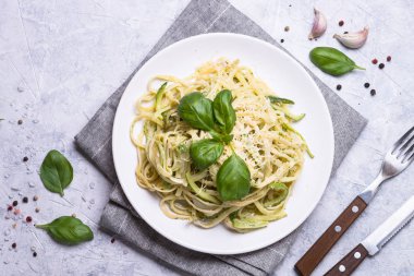 Makarna spagetti kabak fesleğen ve peynir ile.