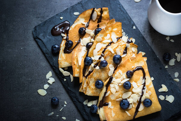 Крепления с черникой миндальные хлопья и шоколадный соус на бла
