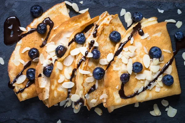 Krep yaban mersini badem pul ve bla üzerine çikolata sosu ile