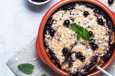 Ev yapımı Siyah frenk üzümü parçalamak pasta.