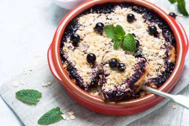 Ev yapımı Siyah frenk üzümü parçalamak pasta.