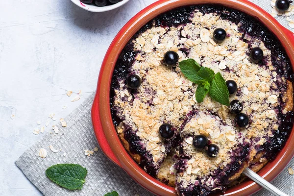 Ev yapımı Siyah frenk üzümü parçalamak pasta.