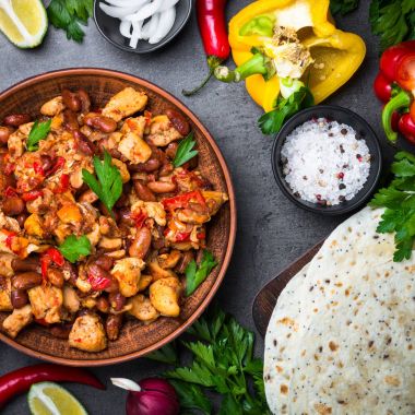 Et fasulye ve sebze ile Meksika taco yemek.