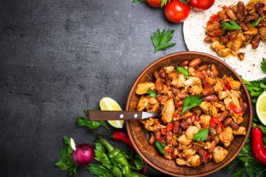 Et fasulye ve sebze ile Meksika taco yemek.