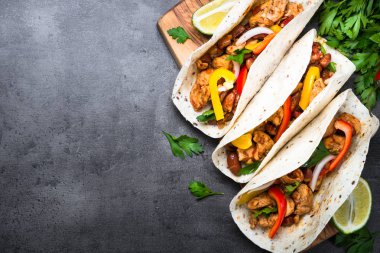 Meksika taco et fasulye ve sebze ile.