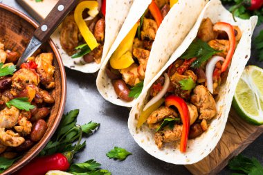 Meksika taco et fasulye ve sebze ile.