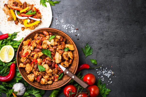 Et fasulye ve sebze ile Meksika taco yemek.