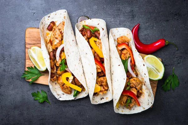 Meksika taco et fasulye ve sebze ile.