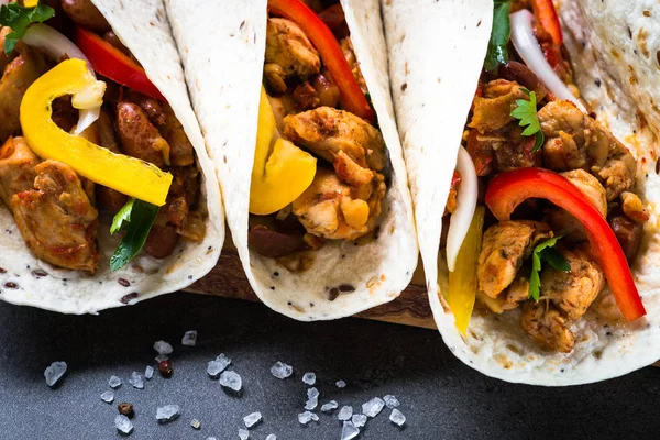 Meksika taco et fasulye ve sebze ile.