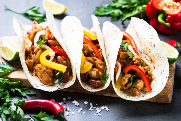 Meksykańskie taco z fasoli mięsa i warzyw. — Zdjęcie stockowe
