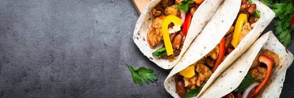 Taco mexicano com feijão de carne e legumes . — Fotografia de Stock